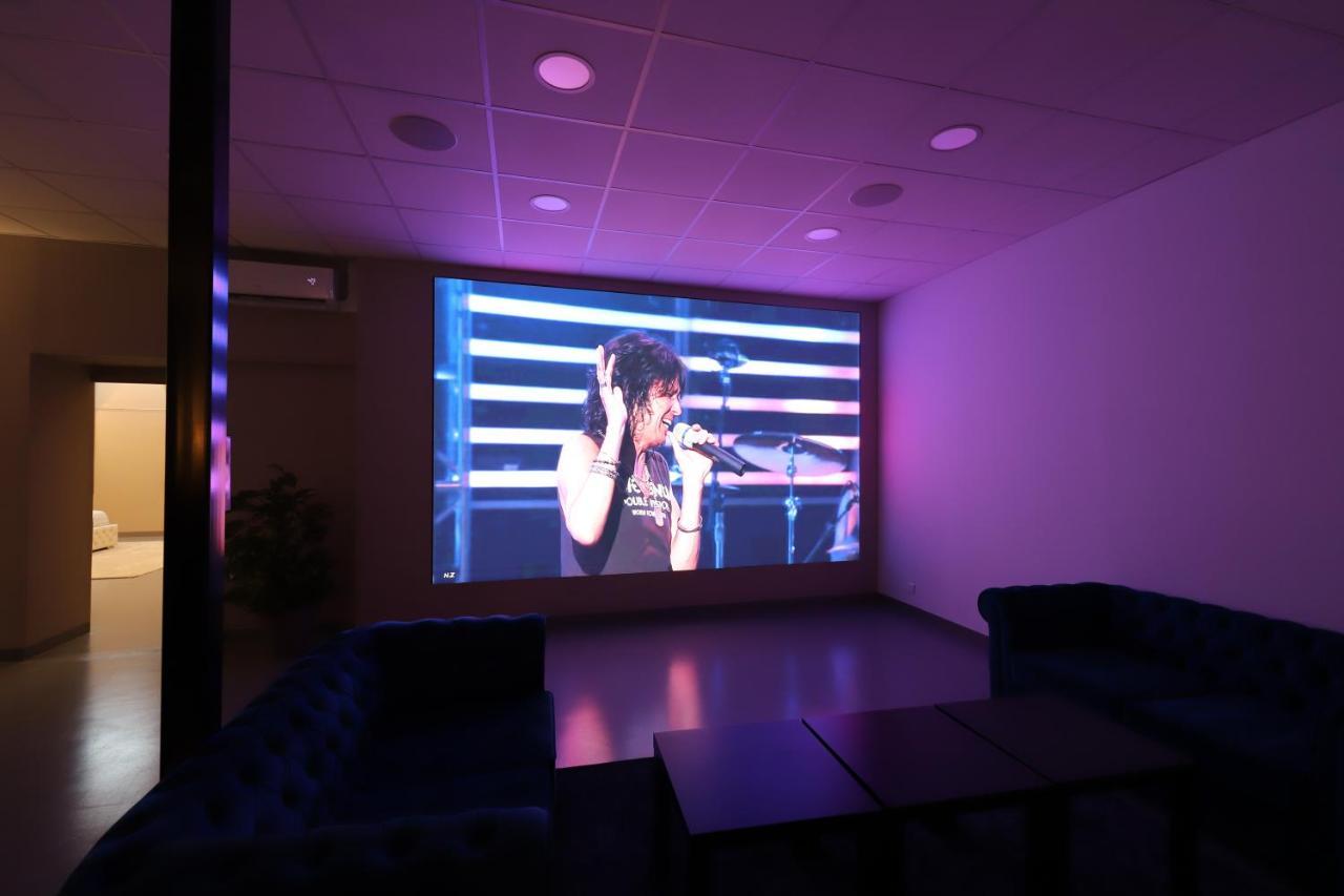 Loft 250M2 Avec Ecran Led Geant De 10M2 Aparthotel Marseille Eksteriør bilde