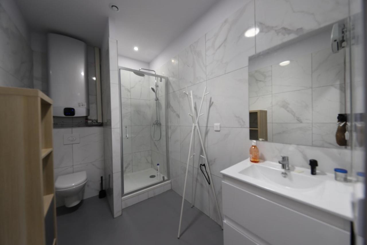 Loft 250M2 Avec Ecran Led Geant De 10M2 Aparthotel Marseille Eksteriør bilde